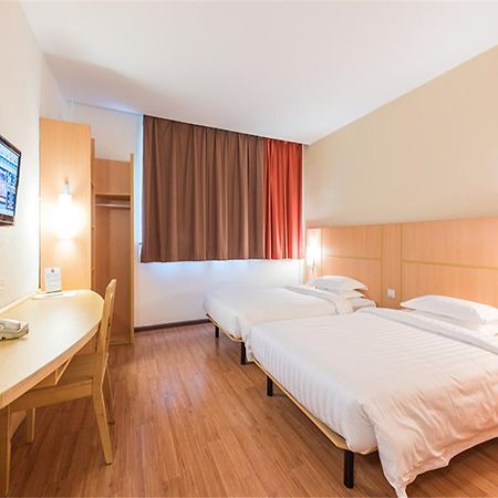 Ibis Shanghai Xujiahui Exterior photo