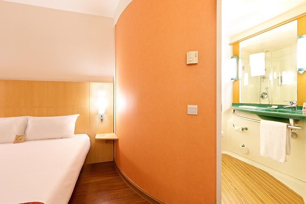 Ibis Shanghai Xujiahui Exterior photo