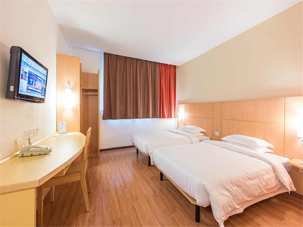 Ibis Shanghai Xujiahui Exterior photo