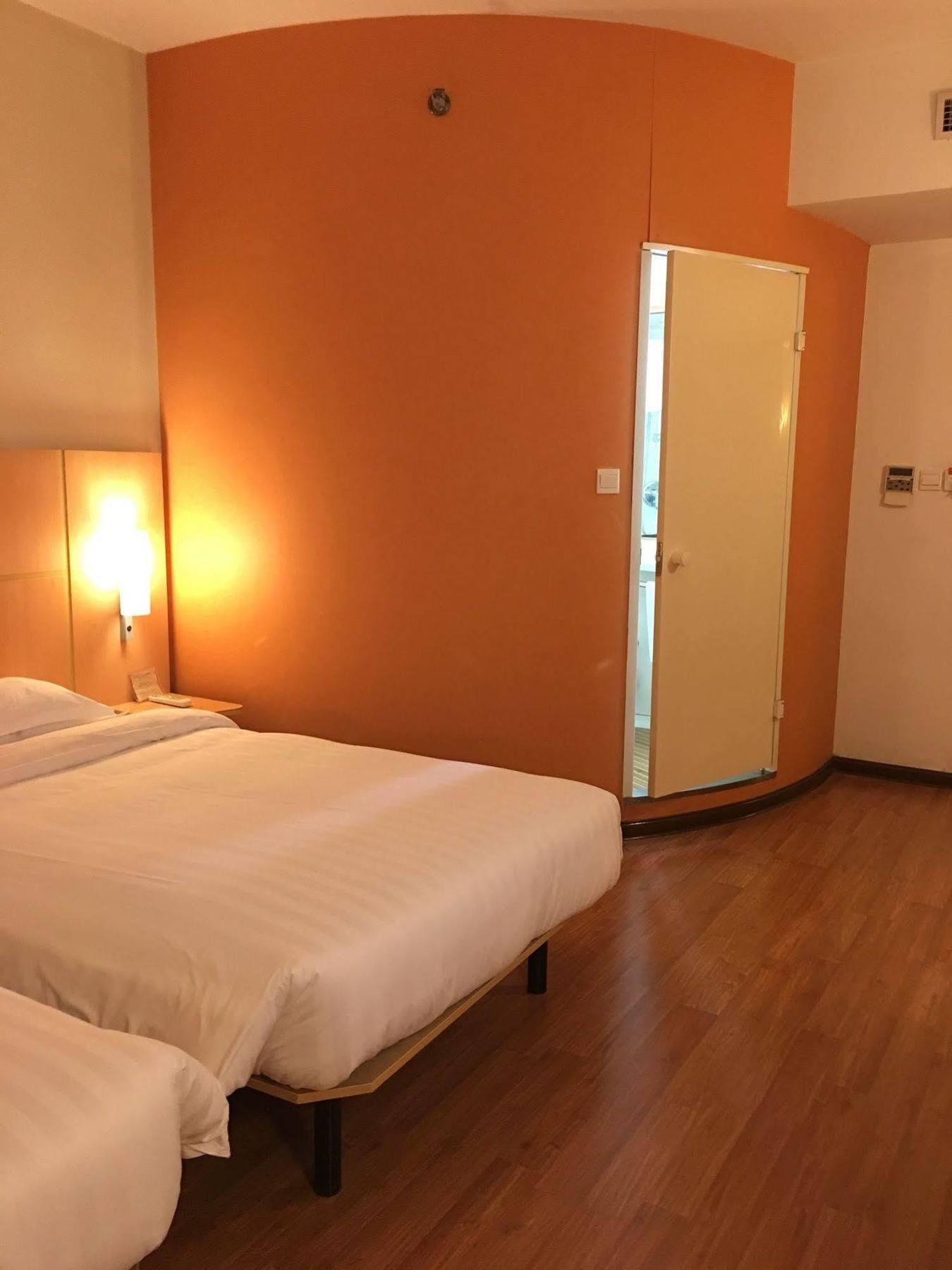 Ibis Shanghai Xujiahui Exterior photo