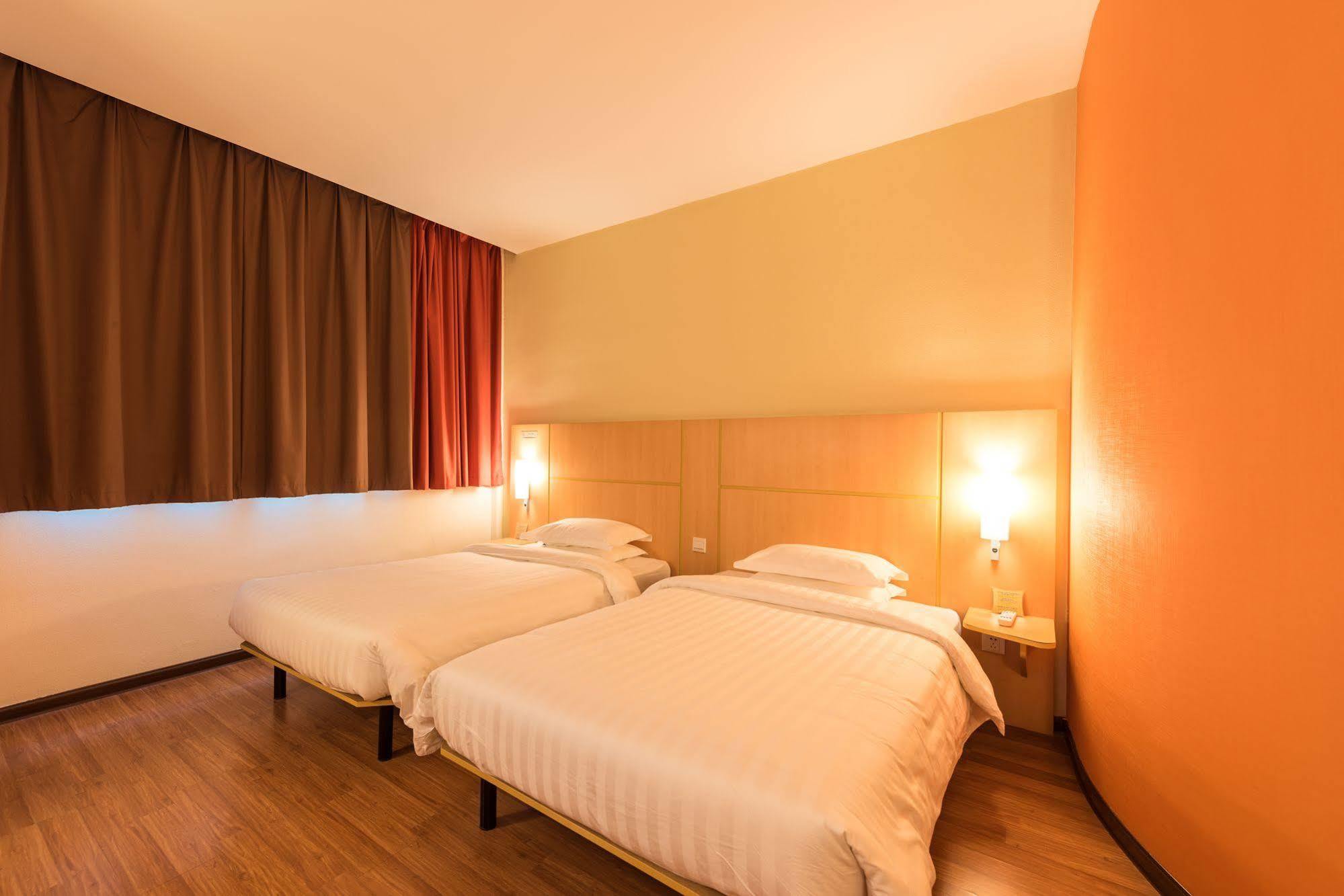 Ibis Shanghai Xujiahui Exterior photo