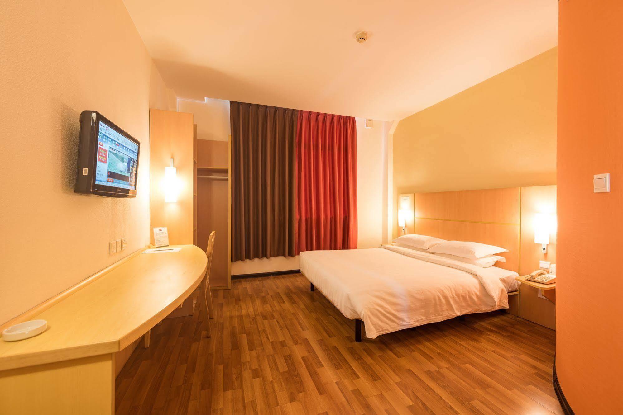 Ibis Shanghai Xujiahui Exterior photo