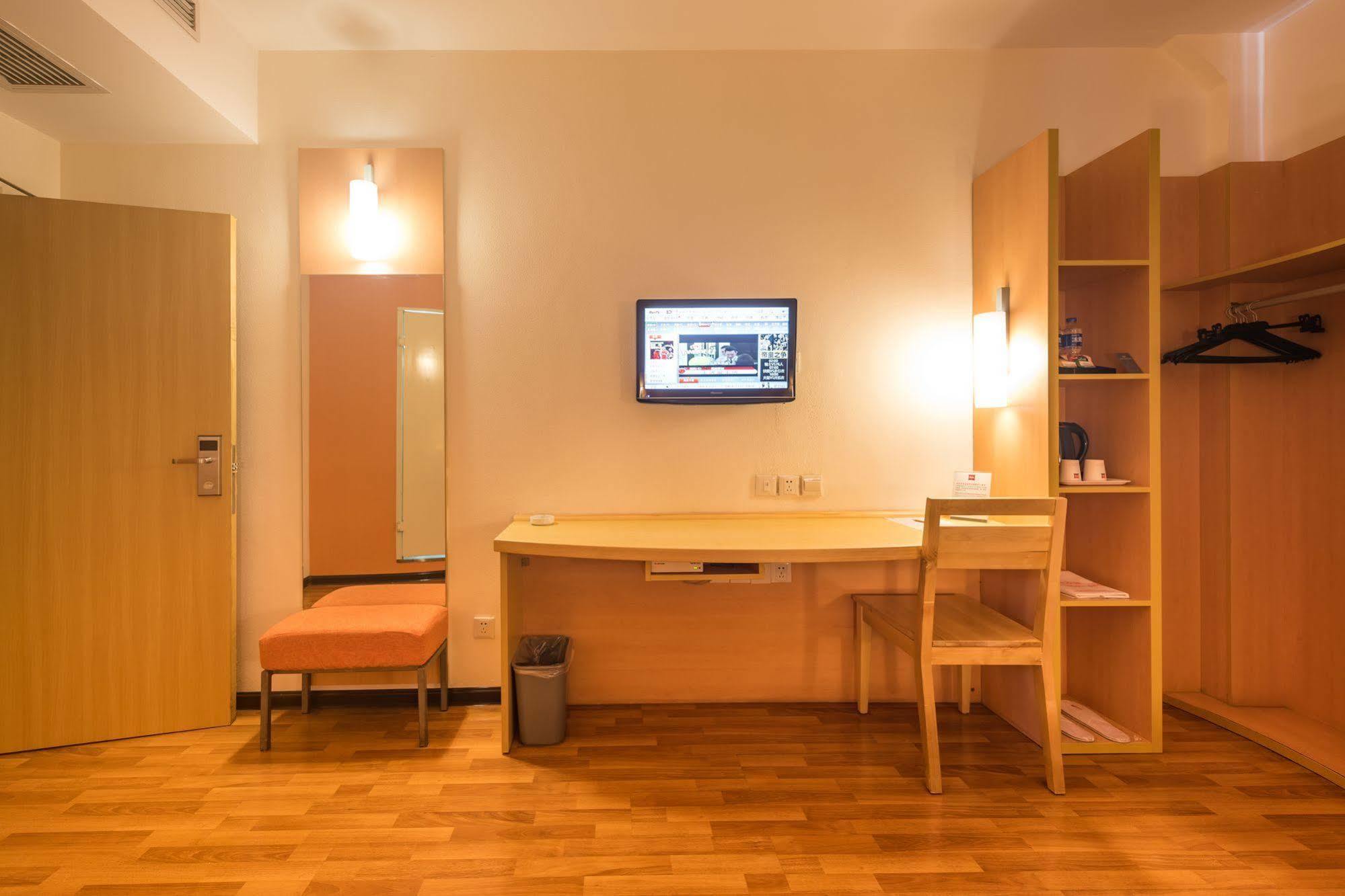 Ibis Shanghai Xujiahui Exterior photo