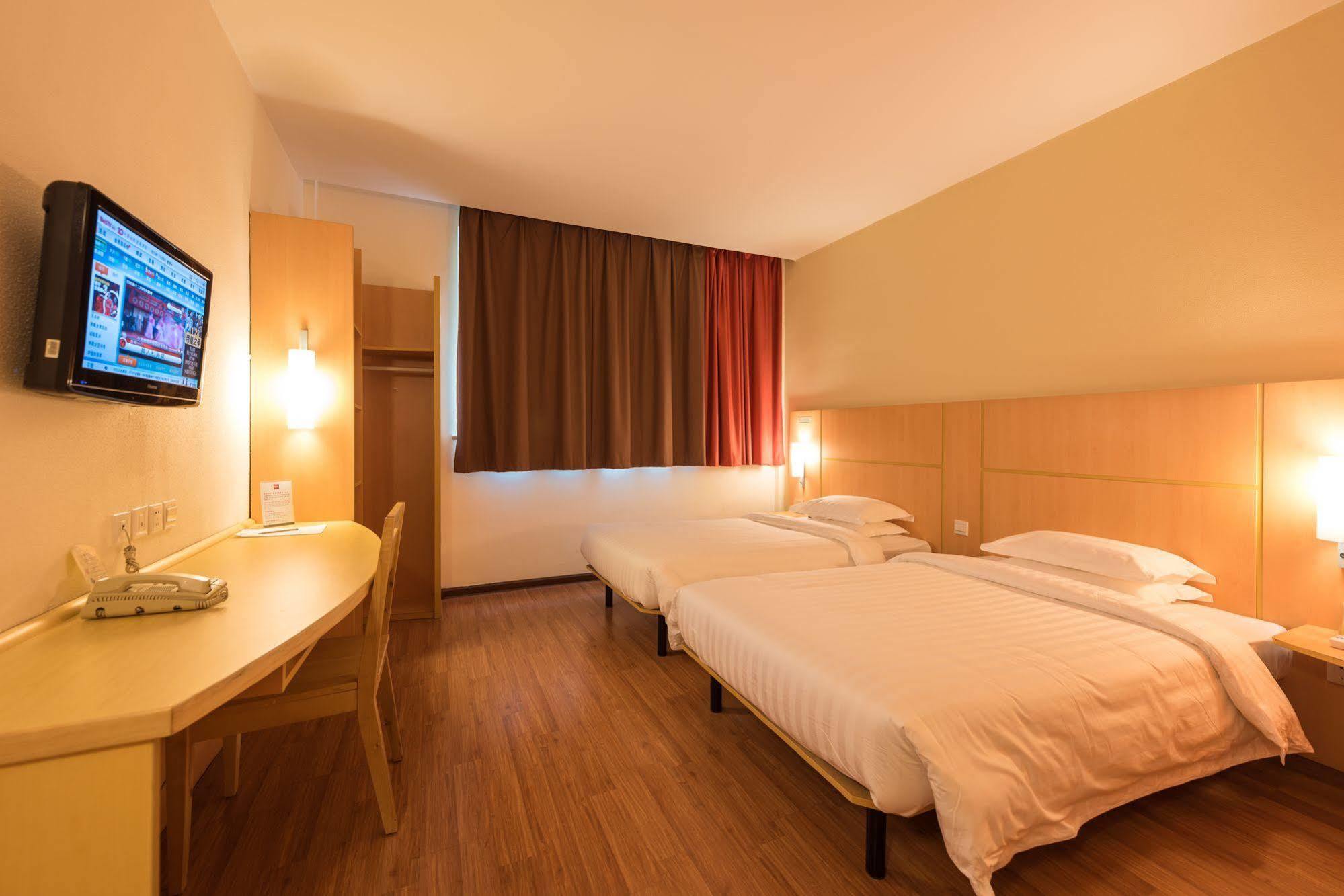 Ibis Shanghai Xujiahui Exterior photo