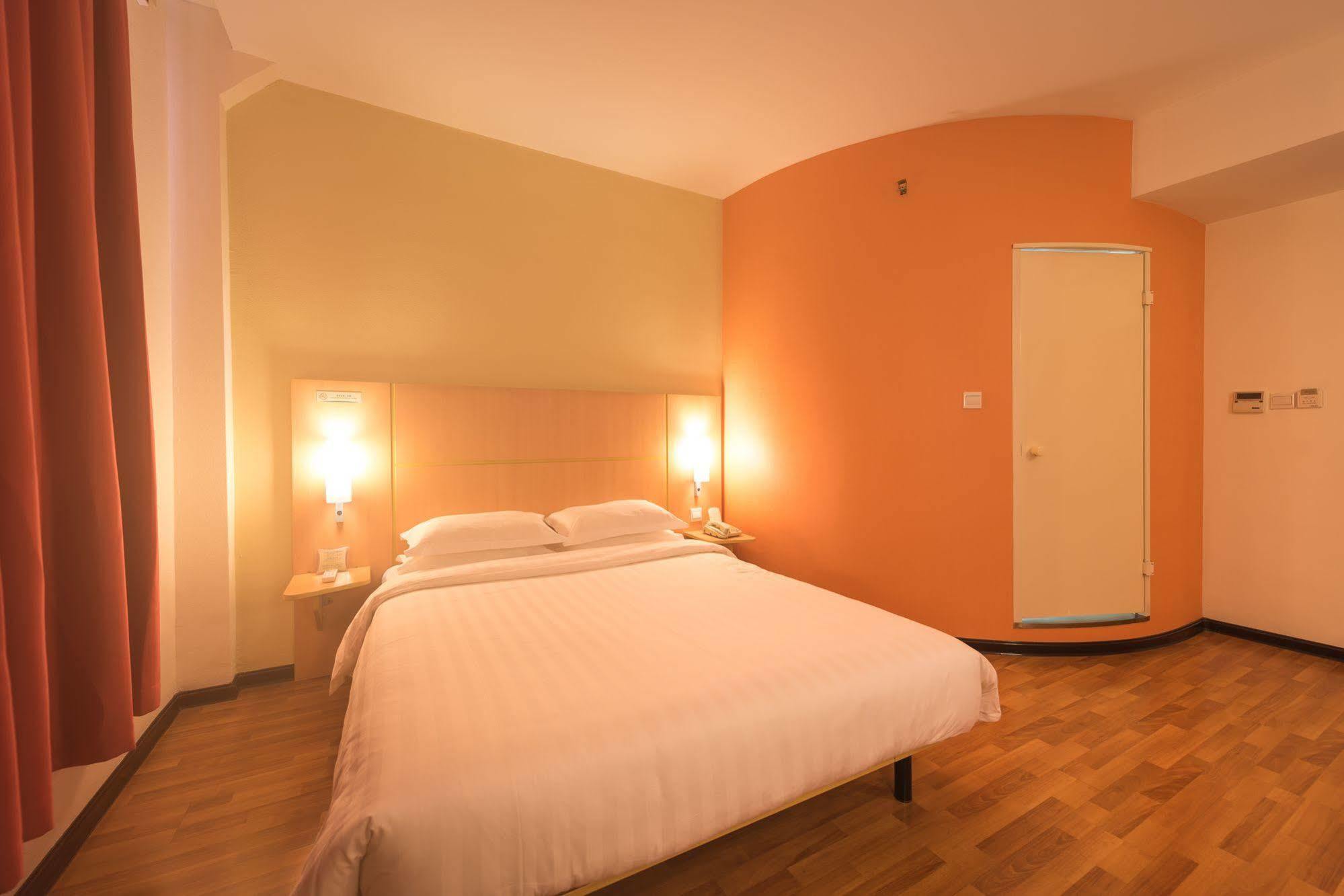 Ibis Shanghai Xujiahui Exterior photo